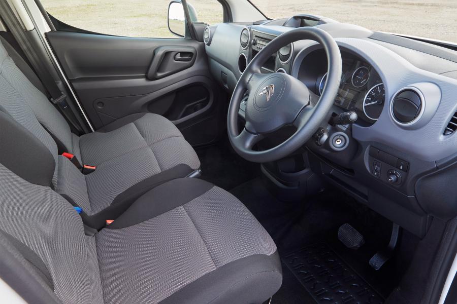 Интерьер Citroen Berlingo Van L2 Full Electric 2017 года  (UK) (фото 2 из 14)